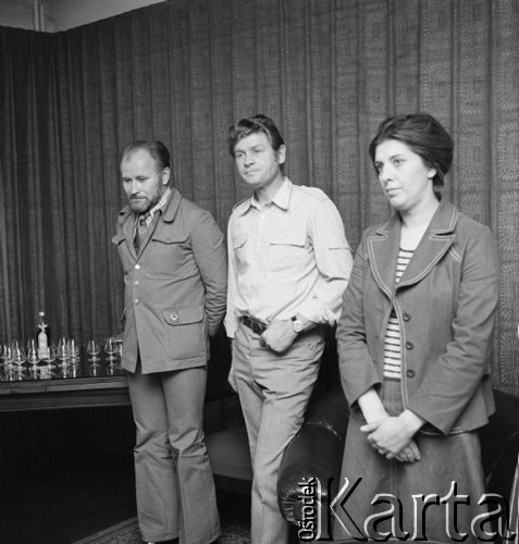 Maj 1975, Warszawa, Polska.
Teatr Polski, podpisanie umowy o współpracy z moskiewskim MChAT-em. W środku stoi aktor Stanisław Mikulski.
Fot. Romuald Broniarek/KARTA