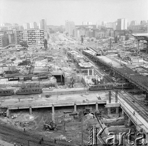 Maj 1975, Warszawa, Polska.
Budowa Dworca Centralnego oraz wiaduktu ulicy Chałubińskiego, na pierwszym planie tramwaje jadące Alejami Jerozolimskimi.
Fot. Romuald Broniarek/KARTA