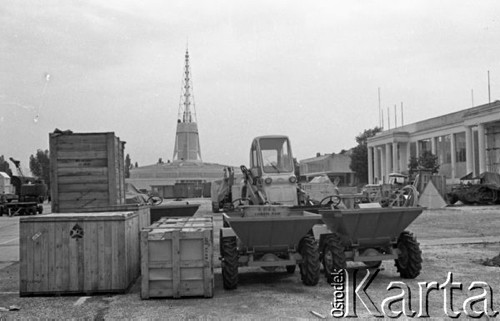 Maj 1959, Poznań, Polska.
Prace przygotowawcze na terenie Targów Poznańskich na osiemnaście dni przed otwarciem imprezy.
Fot. Romuald Broniarek/KARTA