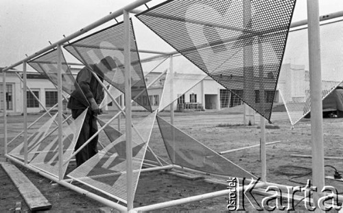 Maj 1959, Poznań, Polska.
Prace przygotowawcze na terenie Targów Poznańskich na osiemnaście dni przed otwarciem imprezy.
Fot. Romuald Broniarek/KARTA