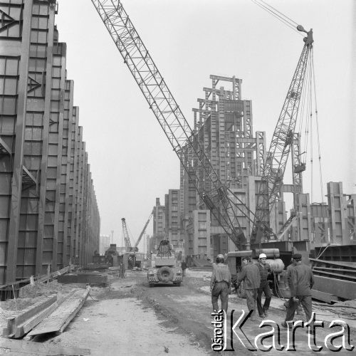 Październik 1975, Dąbrowa Górnicza, woj. Katowice, Polska.
Budowa Huty Katowice, pracujące dźwigi.
Fot. Romuald Broniarek/KARTA