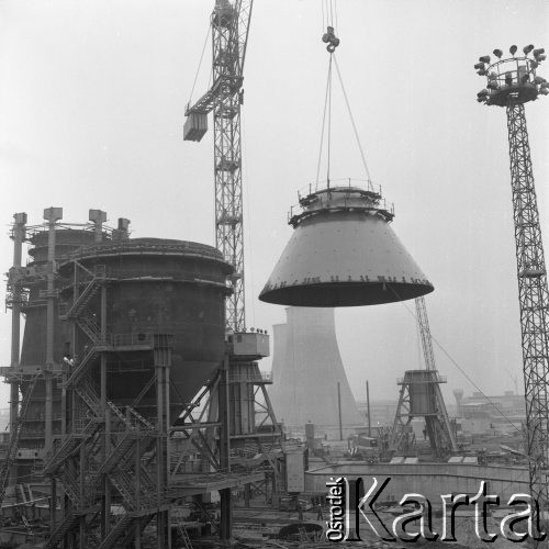 Październik 1975, Dąbrowa Górnicza, woj. Katowice, Polska.
Budowa Huty Katowice, transport elementu konstrukcyjnego, w tle kominy elektrociepłowni.
Fot. Romuald Broniarek/KARTA