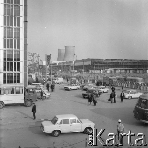 Październik 1975, Dąbrowa Górnicza, woj. Katowice, Polska.
Budowa Huty Katowice, samochody na parkingu, w tle dwa kominy elektrociepłowni.
Fot. Romuald Broniarek/KARTA