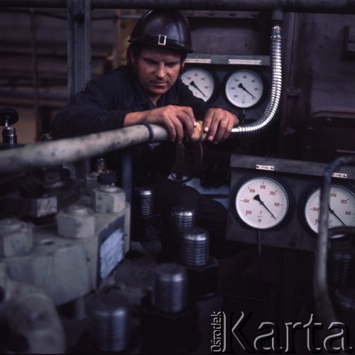 Październik 1975, Poznań, Polska.
Zakłady Przemysłu Metalowego im. H. Cegielskiego, produkujące silniki okrętowe, robotnik w hali produkcyjnej.
Fot. Romuald Broniarek/KARTA

