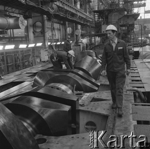 Październik 1975, Poznań, Polska.
Zakłady Przemysłu Metalowego im. H. Cegielskiego, produkujące silniki okrętowe, robotnicy w hali produkcyjnej.
Fot. Romuald Broniarek/KARTA

