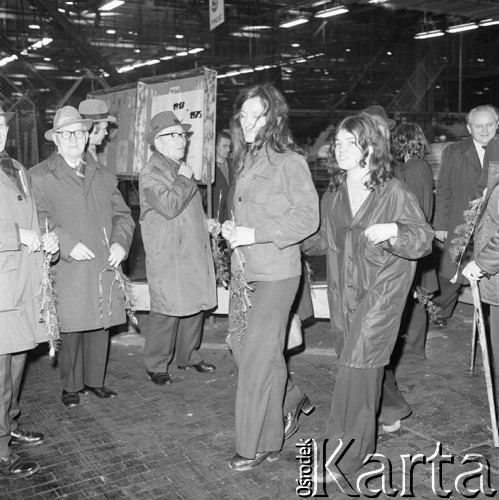 8.03.1975, Tychy, Polska.
Obchody Dnia Kobiet w Fabryce Samochodów Małolitrażowych, na pierwszym planie dwie młode kobiety.
Fot. Romuald Broniarek/KARTA