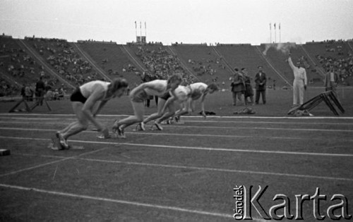 Maj 1959, Warszawa, Polska.
Mecz Lekkoatletyczny Polska - Związek Radziecki na Stadionie Dziesięciolecia. Zawodniczki startują do biegu przez płotki. 
Fot. Romuald Broniarek/KARTA