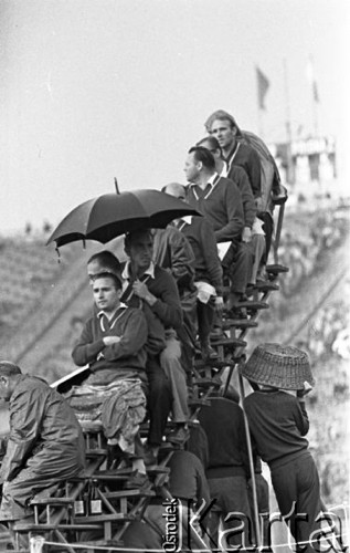 Maj 1959, Warszawa, Polska.
Mecz Lekkoatletyczny Polska - Związek Radziecki na Stadionie Dziesięciolecia, sędziowie siedzą na podwyższeniu.
Fot. Romuald Broniarek/KARTA