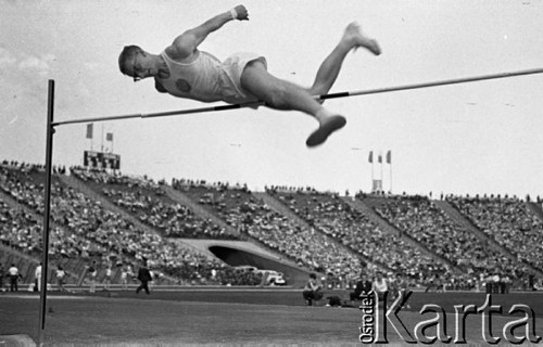 Maj 1959, Warszawa, Polska.
Mecz Lekkoatletyczny Polska - Związek Radziecki na Stadionie Dziesięciolecia, zawodnik podczas skoku wzwyż.
Fot. Romuald Broniarek/KARTA