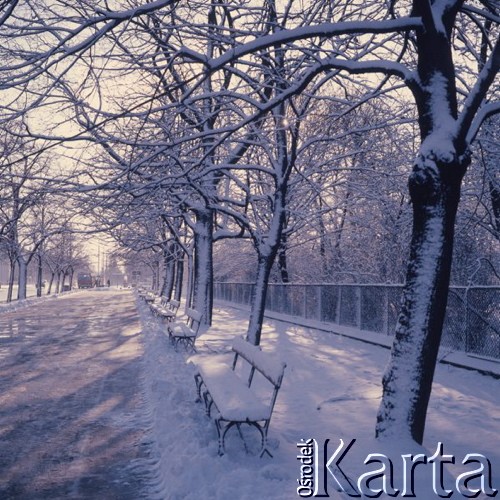 Grudzień 1975, Warszawa, Polska.
Zima w stolicy, ośnieżone ławki w Alejach Ujazdowskich.
Fot. Romuald Broniarek/KARTA