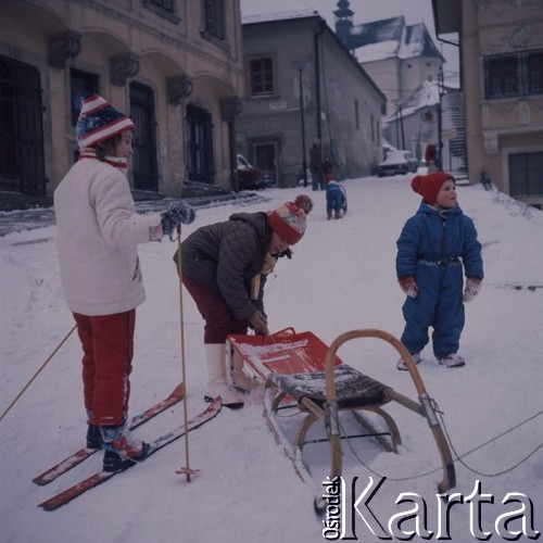 Luty 1976, Bratysława, Czechosłowacja
Stare Miasto, dzieci zjeżdżające ulicą na sankach i nartach, w tle z lewej wylot ulicy Beblaveho.
Fot. Romuald Broniarek/KARTA
