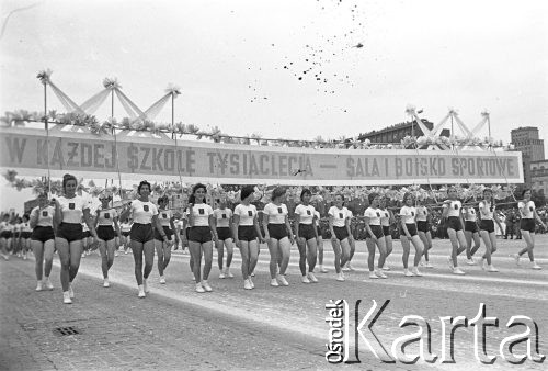 22.07.1959, Warszawa, Polska. 
Uroczyste obchody piętnastolecia PRL, defilada wojskowo-sportowa, dziewczęta w strojach sportowych niosące transparent z hasłem: 