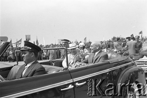 Lipiec 1959, Warszawa, Polska.
Przybycie I Sekretarza KC KPZR Nikity Chruszczowa na uroczyste obchody piętnastolecia PRL, Chruszczow jedzie samochodem z I sekretarzem KC PZPR Władysławem Gomułką z lotniska Okęcie. 
Fot. Romuald Broniarek/KARTA