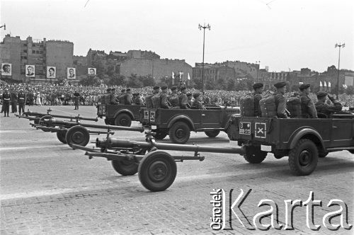 22.07.1959, Warszawa, Polska.
Uroczyste obchody piętnastolecia PRL, defilada wojskowo-sportowa, pokaz sprzętu wojskowego, w tle budynki przy ulicy Marszałkowskiej.
Fot. Romuald Broniarek/KARTA