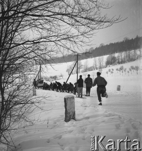 Luty 1956, Polska.
Zimowy wypoczynek, grupa osób na sankach w czasie kuligu.
Fot. Romuald Broniarek, zbiory Ośrodka KARTA