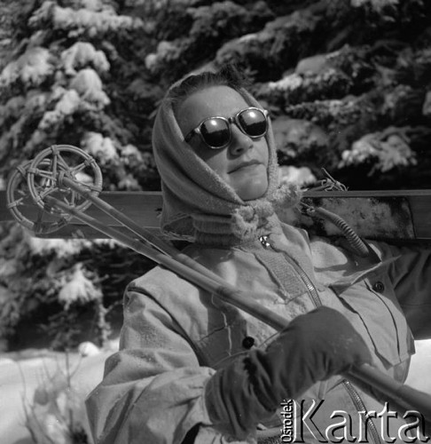 Luty 1956, Masyw Śnieżnika, Polska.
Zimowy wypoczynek, portret kobiety z nartami.
Fot. Romuald Broniarek, zbiory Ośrodka KARTA