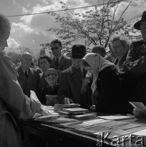 Maj 1956, Warszawa, Polska.
Kiermasz książki - grupa osób przy stoisku.
Fot. Romuald Broniarek, zbiory Ośrodka KARTA
