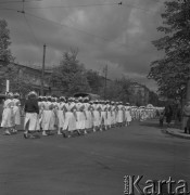 Maj 1956, Warszawa, Polska.
Kolumna pielęgniarek idzie ulicą.
Fot. Romuald Broniarek, zbiory Ośrodka KARTA