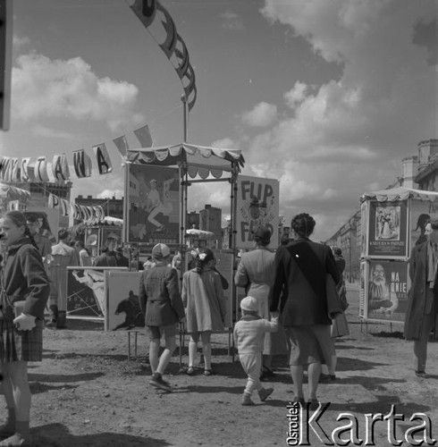 Maj 1956, Warszawa, Polska.
Warszawiacy oglądają plenerową wystawę plakatów filmowych, zorganizowaną podczas kiermaszu książki.
Fot. Romuald Broniarek, zbiory Ośrodka KARTA