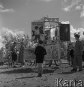 Maj 1956, Warszawa, Polska.
Warszawiacy oglądają plenerową wystawę plakatów filmowych, zorganizowaną podczas kiermaszu książki.
Fot. Romuald Broniarek, zbiory Ośrodka KARTA