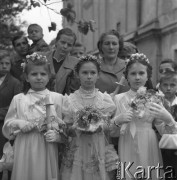 Maj 1956, Warszawa Wola, Polska.
Pierwsza Komunia Święta w kościele św. Wawrzyńca, trzy dziewczynki ze świecami.
Fot. Romuald Broniarek, zbiory Ośrodka KARTA
