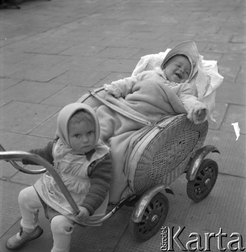 Maj 1956, Warszawa Wola, Polska.
Pierwsza Komunia Święta w kościele św. Wawrzyńca, dwoje dzieci w wózku.
Fot. Romuald Broniarek, zbiory Ośrodka KARTA