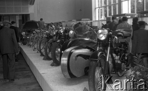 Czerwiec 1956, Poznań, Polska.
Targi Poznańskie, ekspozycja motocykli.
Fot. Romuald Broniarek, zbiory Ośrodka KARTA