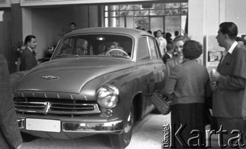 Czerwiec 1956, Poznań, Polska.
Targi Poznańskie, grupa osób ogląda samochód.
Fot. Romuald Broniarek, zbiory Ośrodka KARTA