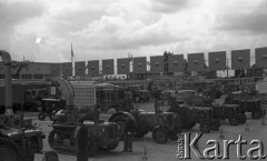Czerwiec 1956, Poznań, Polska.
Targi Poznańskie, ekspozycja traktorów i samochodów ciężarowych.
Fot. Romuald Broniarek, zbiory Ośrodka KARTA