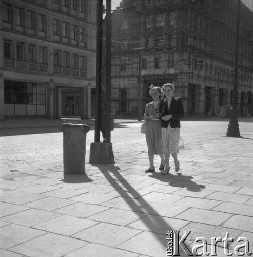 Lipiec 1956, Warszawa, Polska.
Dwie kobiety idące ulicą Kruczą, w tle budynek pokryty rusztowaniami.
Fot. Romuald Broniarek, zbiory Ośrodka KARTA