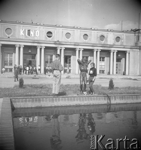 Lipiec 1956, Warszawa, Polska.
Stadion Polonii, grupa osób przed kinem.
Fot. Romuald Broniarek, zbiory Ośrodka KARTA