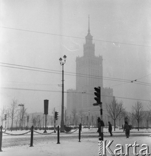 Zima 1956, Warszawa, Polska.
Widok Pałacu Kultury i Nauki.
Fot. Romuald Broniarek, zbiory Ośrodka KARTA