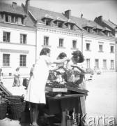 Lipiec 1956, Kazimierz Dolny, Polska.
Kazimierski Rynek, para turystów kupuje owoce na straganie. 
Fot. Romuald Broniarek, zbiory Ośrodka KARTA