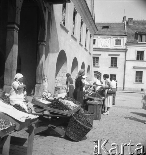 Lipiec 1956, Kazimierz Dolny, Polska.
Kazimierski Rynek, kobiety sprzedające owoce.
Fot. Romuald Broniarek, zbiory Ośrodka KARTA