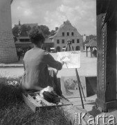 Lipiec 1956, Kazimierz Dolny, Polska.
Kobieta malująca widok Rynku.
Fot. Romuald Broniarek, zbiory Ośrodka KARTA