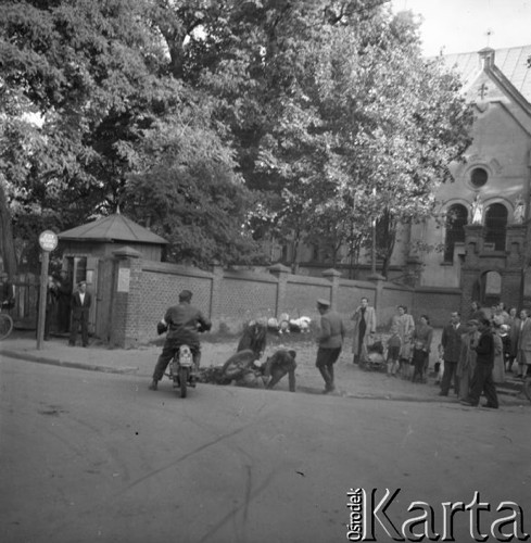 26-30.09.1956, Polska.
Motocyklowy rajd TPPR Warszawa-Poronin - kraksa na ulicy.
Fot. Romuald Broniarek, zbiory Ośrodka KARTA