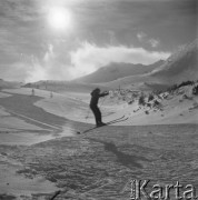 Luty 1957, Zakopane, Polska.
Zimowy wypoczynek - narciarz na stoku.
Fot. Romuald Broniarek, zbiory Ośrodka KARTA