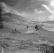 Luty 1957, Zakopane, Polska.
Zimowy wypoczynek - narciarz na stoku.
Fot. Romuald Broniarek, zbiory Ośrodka KARTA