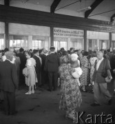 Lipiec 1957, Warszawa, Polska.
Podróżni stoją w kolejkach do kas biletowych.
Fot. Romuald Broniarek, zbiory Ośrodka KARTA
