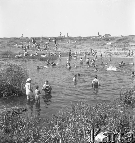 Lipiec 1957, Polska.
Letni wypoczynek, ludzie kąpiący się w rzece.
Fot. Romuald Broniarek, zbiory Ośrodka KARTA