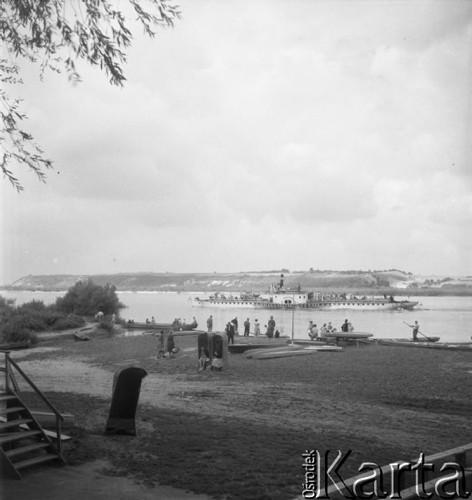Lipiec 1957, Kazimierz Dolny, Polska.
Plaża nad Wisłą, w tle statek wycieczkowy 