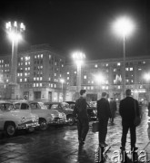 Sierpień 1957, Warszawa, Polska.
Plac Konstytucji nocą.
Fot. Romuald Broniarek, zbiory Ośrodka KARTA