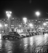 Sierpień 1957, Warszawa, Polska.
Samochody na Placu Konstytucji.
Fot. Romuald Broniarek, zbiory Ośrodka KARTA