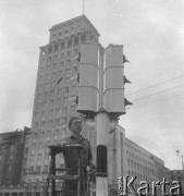 Sierpień 1957, Warszawa, Polska.
Mężczyzna maluje słup sygnalizacji świetlnej, w tle budynek Hotelu 