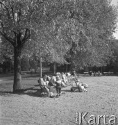 Wrzesień 1957, Warszawa, Polska.
Matki z dziećmi odpoczywają w parku.
Fot. Romuald Broniarek, zbiory Ośrodka KARTA