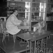 Grudzień 1957, Warszawa, Polska.
Radzieckie towary w Polsce - mężczyzna prezentuje maszynę do szycia, na pierwszym planie maszyna marki 
