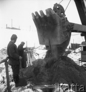 Luty 1958, Tarnobrzeg, Polska.
Budowa pierwszej odkrywkowej kopalni siarki, dwaj robotnicy stoją obok pracującej koparki.
Fot. Romuald Broniarek, zbiory Ośrodka KARTA