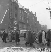 Kwiecień 1958, Katowice, Polska.
Przechodnie na przejściu dla pieszych.
Fot. Romuald Broniarek, zbiory Ośrodka KARTA