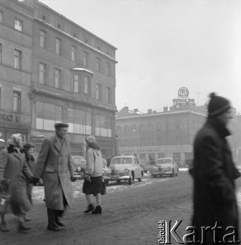 Kwiecień 1958, Katowice, Polska.
Przechodnie na ulicy, w tle bar mleczny 