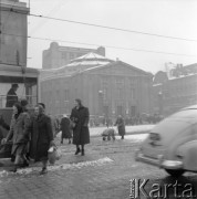 Kwiecień 1958, Katowice, Polska.
Przechodnie na ulicy, w tle budynek Teatru Śląskiego.
Fot. Romuald Broniarek, zbiory Ośrodka KARTA